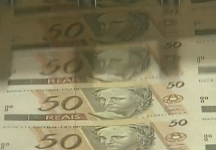 Podem participar brasileiros com renda mensal de até cinco salários mínimos, o equivalente a R$ 8.105 em 2026. Além disso, as dívidas precisam ter sido contratadas até 31 de janeiro de 2026 e estar atrasadas entre 90 dias e dois anos