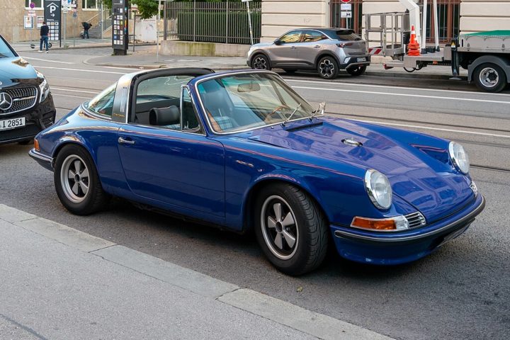 <p>Porsche 911 (1963): Um ícone alemão que definiu o conceito de carro esportivo por décadas, o 911 é admirado por seu design atemporal, desempenho excepcional e manuseio preciso.</p>
