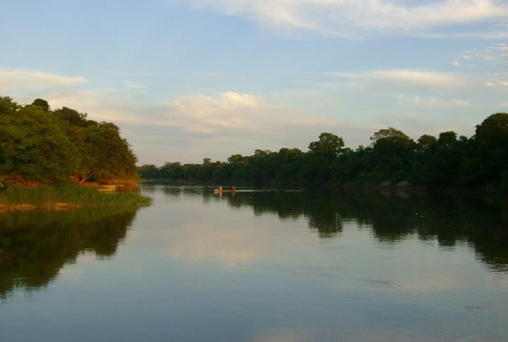 Ao longo de sua travessia, ele se alimenta de 168 afluentes, como o Paracatu, o Corrente, o Paraopeba e o Urucuia (foto).