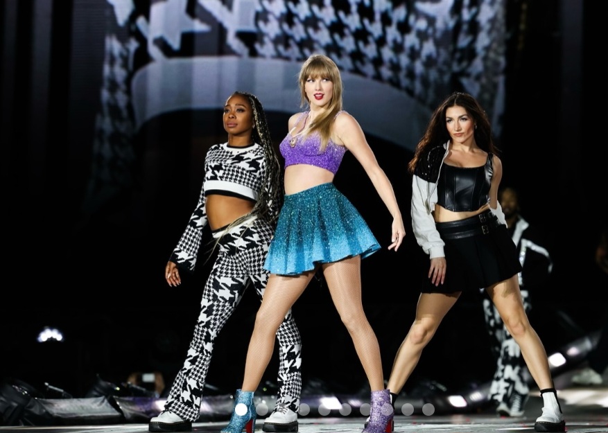 No palco de Milão ocorreu um episódio que arrancou risadas do público. Taylor Swift engoliu, por acidente, um inseto. “Eu sabia que isso iria acontecer porque há muitos insetos aqui estou noite”, declarou a cantora, que completou: ‘Eu só preciso tossir um pouco”
-Instagram
