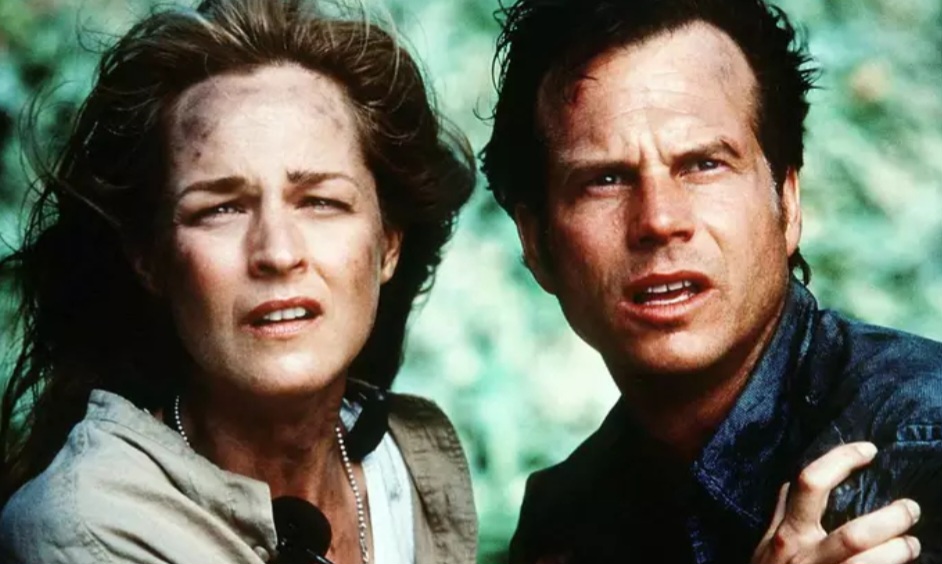 Glen Powell fez questÃ£o de prestar um tributo ao ator Bill Paxton, astro do filme original e falecido em 2017. Na foto, Paxton e Helen Hunt no filme de 1996. 