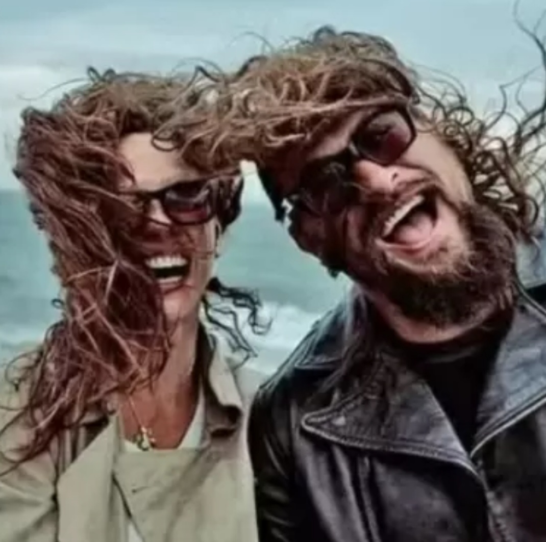 Além disso, o ator Jason Momoa completou 46 anos no dia 1º de agosto de 2025 e recebeu uma homenagem de Adria Arjona, sua namorada, nas redes sociais. Ela escreveu: "Feliz aniversário, meu amor. Não existe nada que eu ame mais do que fazer a vida ao seu lado",