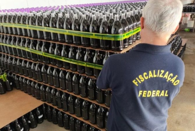 Atenção com o Golpe do Vinho: Suco de uva, água e álcool na garrafa