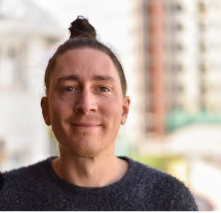 Miles Astray, fotógrafo que fez esse registro em Aruba, usou a imagem numa categoria de IA no Concurso de Fotografia Colorida do 1839 Awards. Mas depois revelou que a foto nao havia sido criada com I.A. A posição do flamingo deu aparência de estar sem cabeça. 