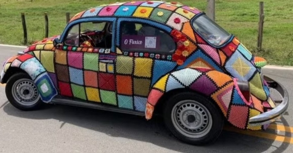 O Fusca de Lucinha é de 1981, originalmente na cor verde, e ganhou o apelido carinhoso de Fuxico depois da customização, que incluiu até detalhes em  lanternas e retrovisores. Ele teve destaque da Mega Artesanal , a maior feira de artesanato da América Latina, em São Paulo. - Maria Lucia Vergetti instagram