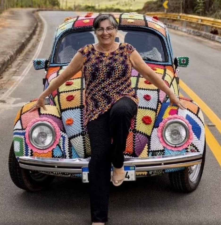 A artesã de 67 anos faz crochê desde os 10 anos e levou sete meses para preparar as peças e colar no veículo.  Maria Lúcia disse que teve essa ideia durante uma fase de depressão e a atividade a ajudou emocionalmente. - Maria Lucia Vergetti instagram