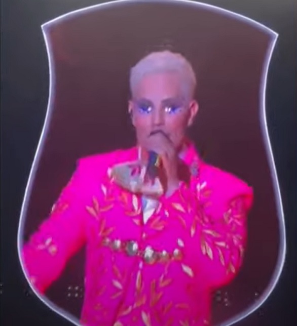 Em um dos shows, o cantor Christian Chávez surpreendeu o público e cantou um trecho da música “Voando pro Pará” (do refrão 
