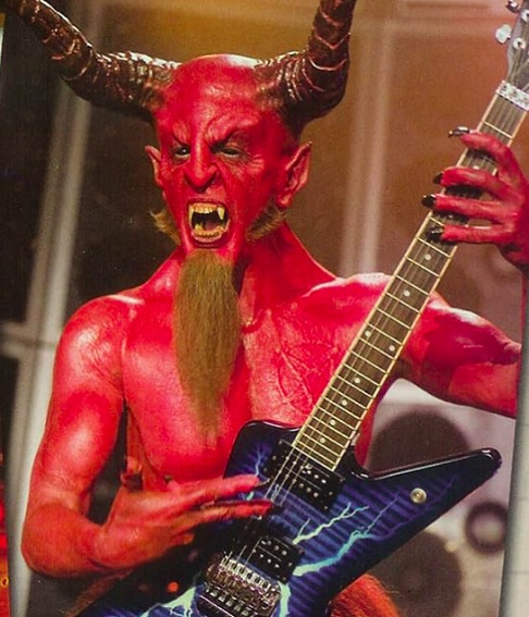 <p>Com direito a chifres e dentes afiados — e, é claro, uma guitarra — sua participação culmina na épica “Batalha de Bandas” (Rock Off), que é o clímax do filme.</p>
