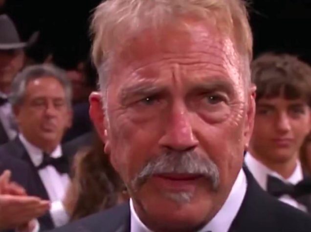 Kevin Costner se emociona no Festival de Cannes