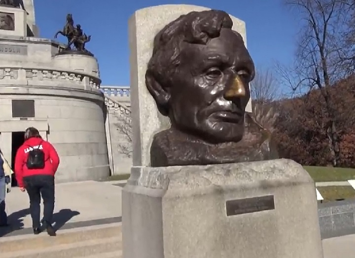 TÃºmulo de Lincoln, Springfield (EUA): Abraham Lincoln Ã© amplamente reconhecido nos Estados Unidos por sua lideranÃ§a durante a Guerra Civil e por abolir a escravidÃ£o. Seu tÃºmulo, com uma cabeÃ§a do ex-presidente de bronze, tem visitantes que frequentemente tocam o nariz na esperanÃ§a de atrair boa sorte.