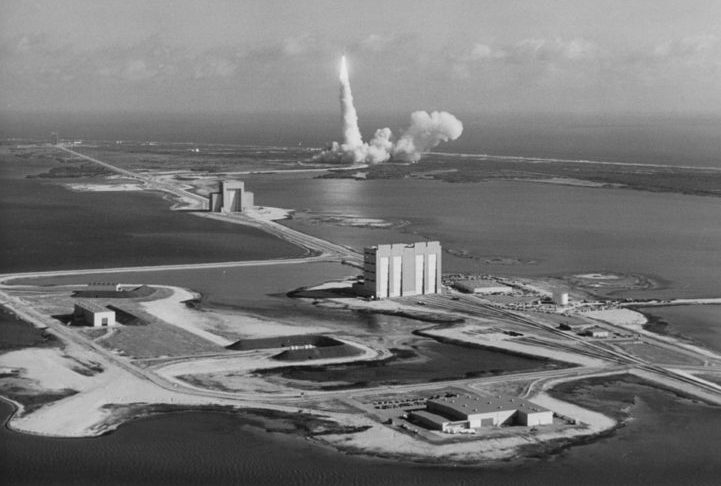 Sua inauguração em 1950 marcou o início de uma nova era na exploração espacial, abrindo caminho para missões pioneiras e descobertas que ajudaram a moldar a compreensão do universo.