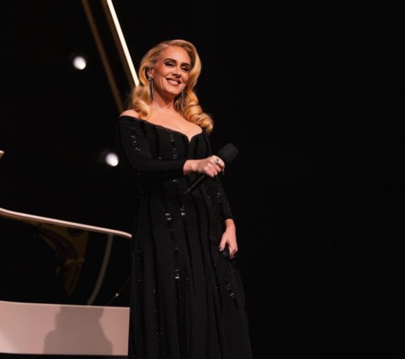 Por volta de 2019, Adele chamou a atenção ao aparecer bem mais magra. A cantora perdeu cerca de 45 kg de forma gradual ao longo de aproximadamente dois anos, em um processo iniciado por volta de 2018, após seu divórcio. A mudança esteve ligada ao foco na saúde física e mental, com o objetivo de controlar a ansiedade, incluindo musculação, novos hábitos e a polêmica dieta Sirtfood.