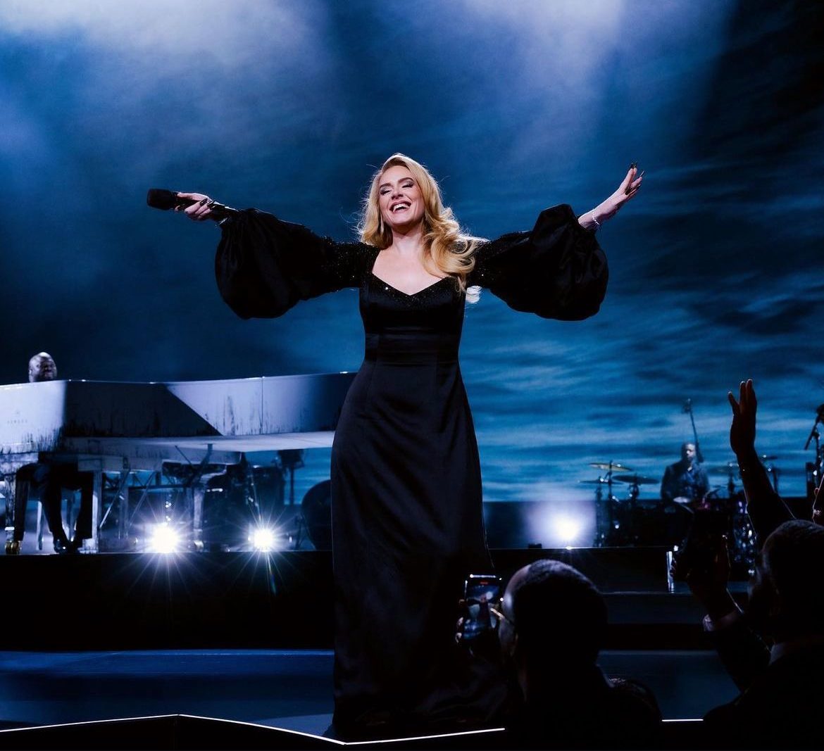Adele completa 38 anos de idade no dia 5 de maio de 2026, mas, desde que encerrou sua residência em Las Vegas, em 2024, e realizou alguns shows pela Europa, a cantora está afastada dos holofotes e da música. Na época, ela anunciou uma pausa prolongada para se dedicar à vida pessoal, depois de anos intensos de trabalho. Desde então, tem feito raras aparições públicas e aproveitado o período longe da mídia para focar em interesses pessoais, como estudar Literatura Inglesa, um antigo desejo, e pass -  (crédito: reprodução instagram @adele)