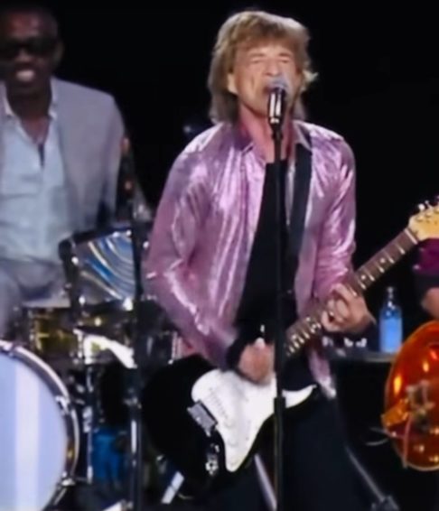 Animado com a apresentação, Jagger comentou: “Adoramos o seu Sr. Trudeau”. No entanto, o tiro saiu pela culatra e o comentário acabou desagradando a maioria das pessoas presentes que não compartilhavam do mesmo pensamento...