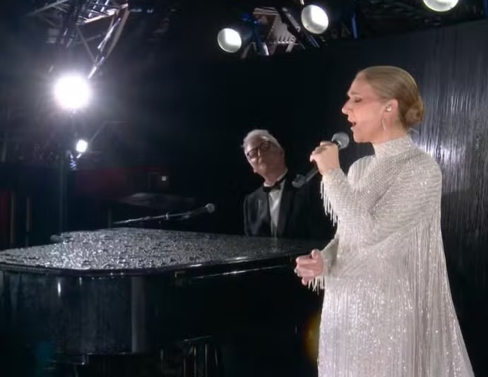 Na abertura dos Jogos Olímpicos de Paris, em 26/7/2024, Céline fez sua primeira apresentação em mais de quatro anos. Ela cantou “Hino ao Amor”, música eternizada na voz de Edith Piaf. 
