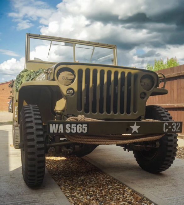 O casal está tão imerso na época que a casa deles é toda decorada com móveis vintage, além de eles usarem roupas tradicionais, fazerem festas temáticas e dirigirem um jeep antigo.