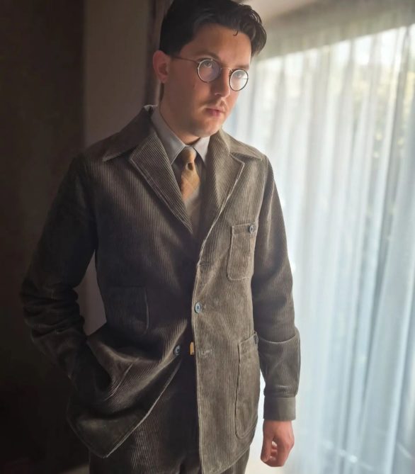 Mesmo assim, Greg afirma que ambos consideram as roupas da época 