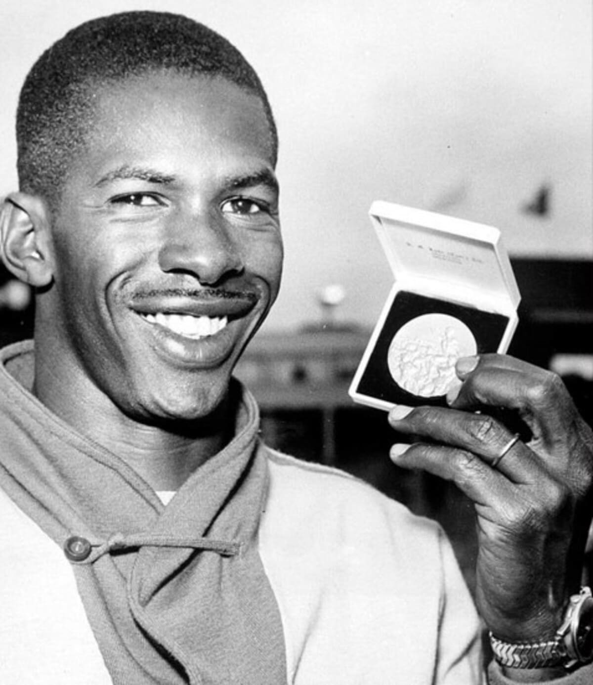 Atletismo - Adhemar Ferreira da Silva foi o primeiro campeão olímpico do Brasil nas pistas, em Helsinque-1952. Quatro anos depois, em Melbourne-1956, ele repetiu a dose e tornou-se bicampeão no salto triplo.
