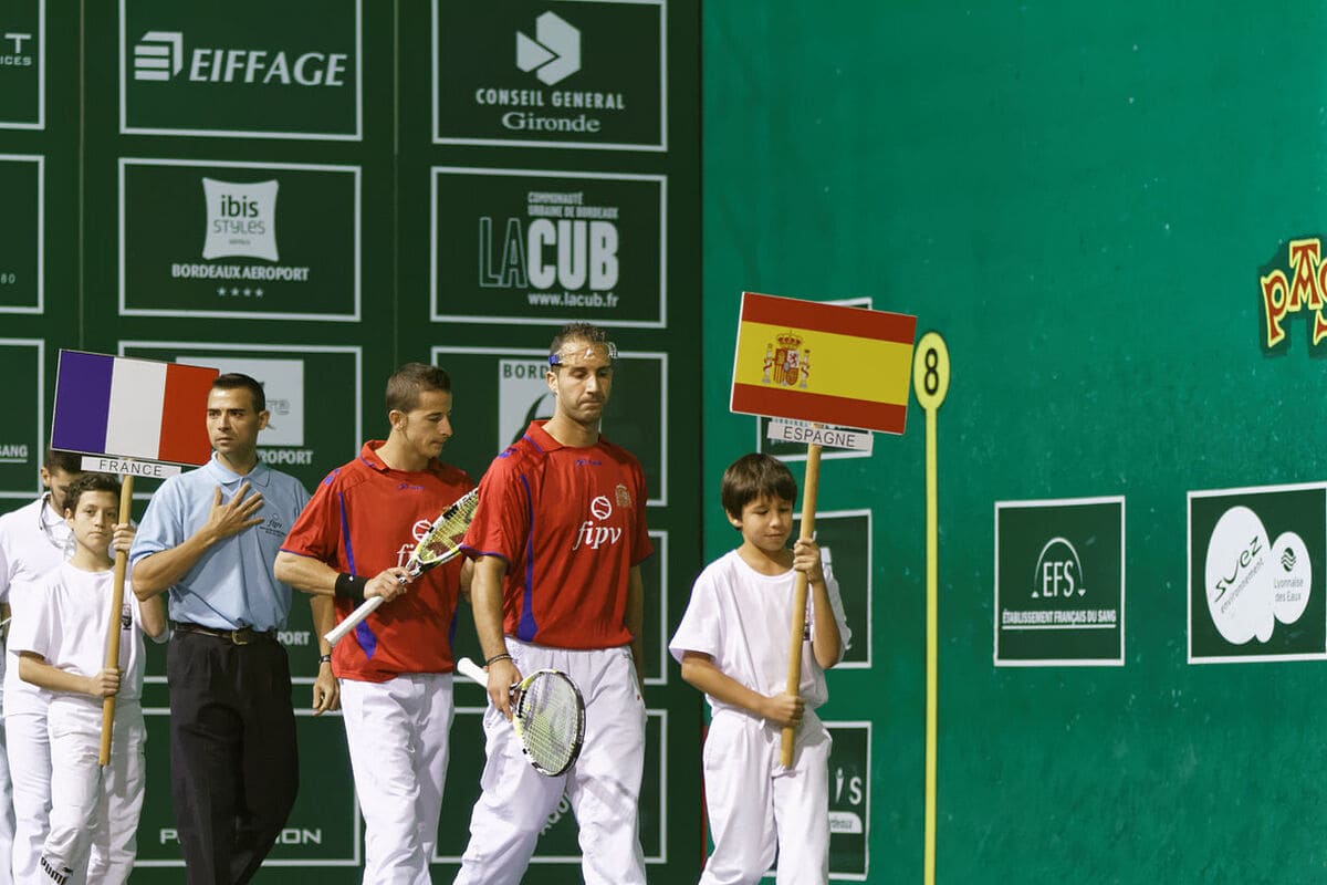 Pelota Basca - A modalidade disputada com raquetes integrou o calendário oficial na primeira vez que Paris sediou os Jogos, em 1900. Na Cidade do México-1968 e em Barcelona-1992, as disputas ocorreram apenas como exibição.  - Pierre-Yves Beaudouin / Wikimedia Commons