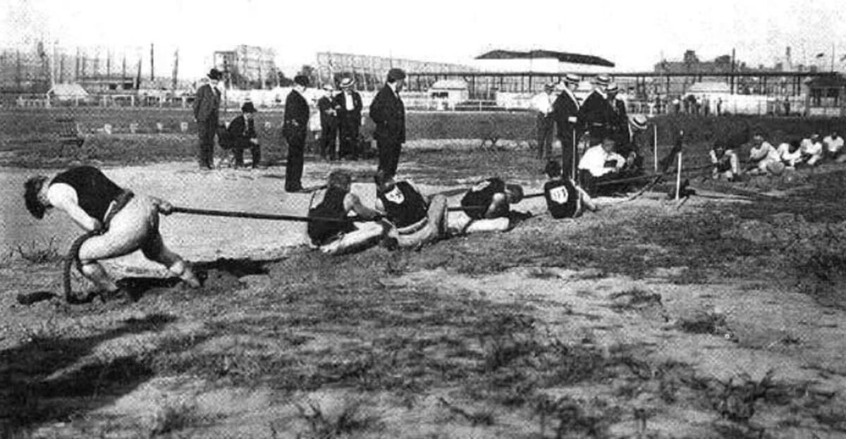 Cabo de guerra - Esporte comum em disputas escolares, a modalidade fez parte do cardápio olímpico de Paris-1900 a Antuérpia-1920.  - Domínio Público/Wikimedia Commons