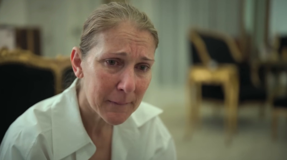 Desde que revelou que sofre da Síndrome da Pessoa Rígida, em dezembro de 2022, Céline Dion é acompanhada com atenção solidária pelo público. No documentário "Eu Sou: Céline Dion", que estreou no fim de junho de 2024, no Prime Video, a artista abre o jogo sobre a doença incapacitante que a afastou dos palcos. 
