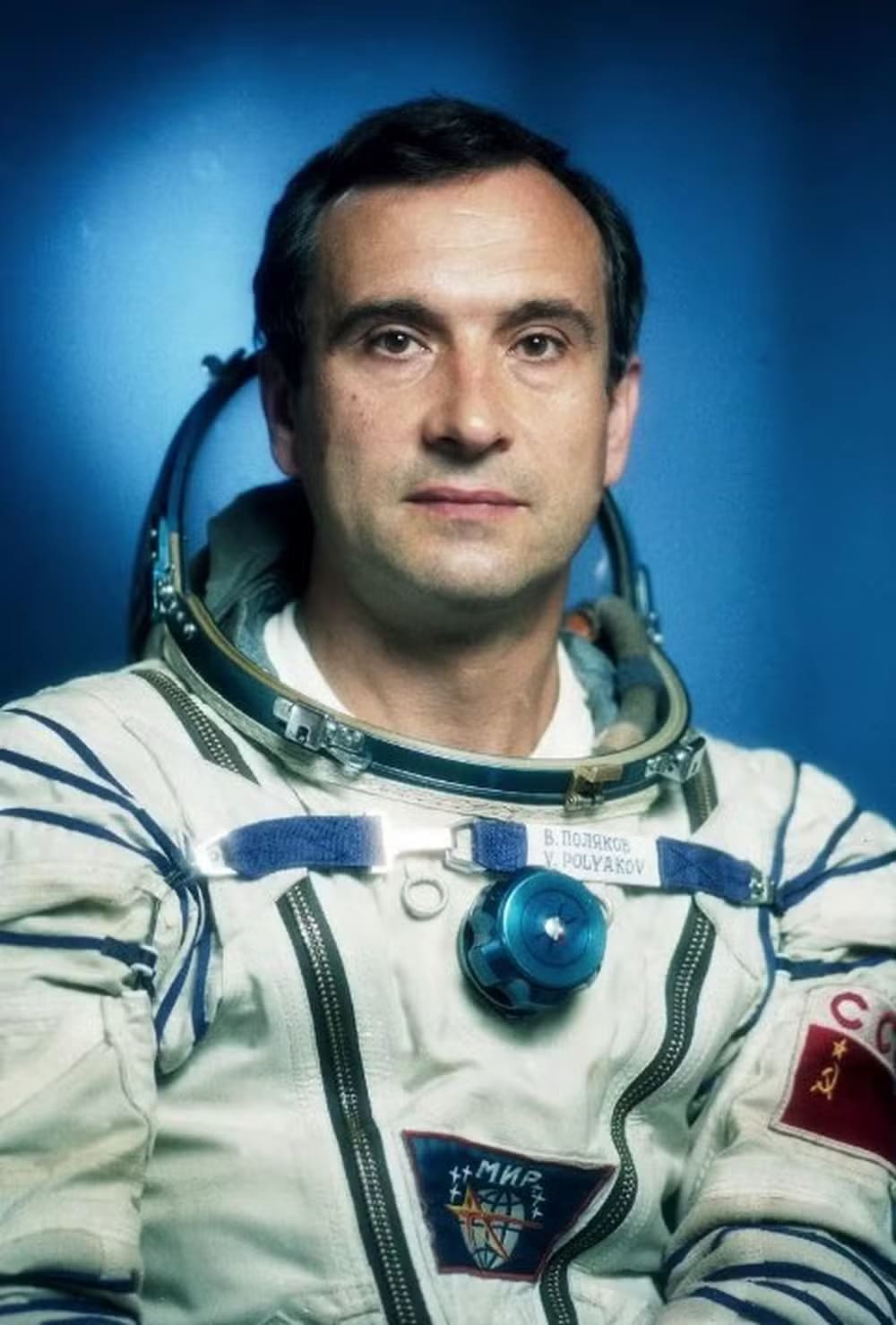 De acordo com a BBC, o cosmonauta Valeri Polyakov passou 437 dias seguidos na Estação Espacial russa Mir (lançada durante a Guerra Fria) entre janeiro de 1994 e março de 1995. Ele orbitou a terra mais de 7 mil vezes.  Ele aposentou em 2001 e morreu em setembro de 2022.-Reprodução rede sociais 