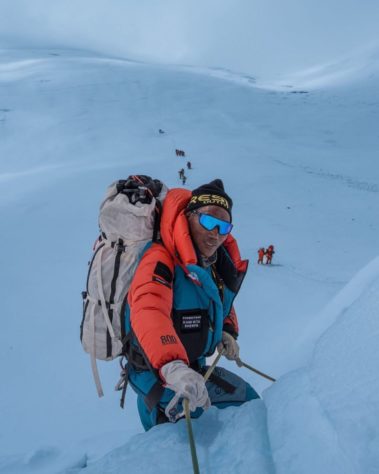 Corpos e lixo no Everest 