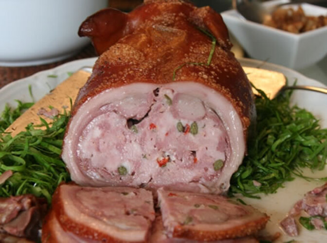 Leitão à pururuca: O processo transforma o couro borrachudo do porco em uma pele crocante e atrativa. Para isso, despeja-se óleo bem quente. O tempero leva pimenta-do-reino, coentro e louro. Usa-se vinho tinto e a decoração cai bem com pêssego. 