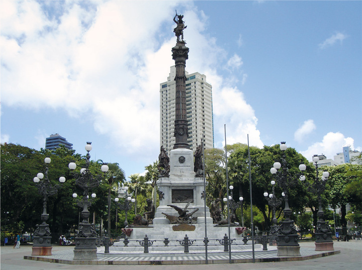 Em 2 de julho de 1895, foi inaugurado no Largo do Campo Grande, em Salvador, o Monumento ao Dois de Julho. Criada pelo escultor italiano Carlo Nicoli, a obra homenageia os heróis da independência. No alto, a figura de um caboclo simboliza a vitória brasileira sobre as tropas portuguesas.