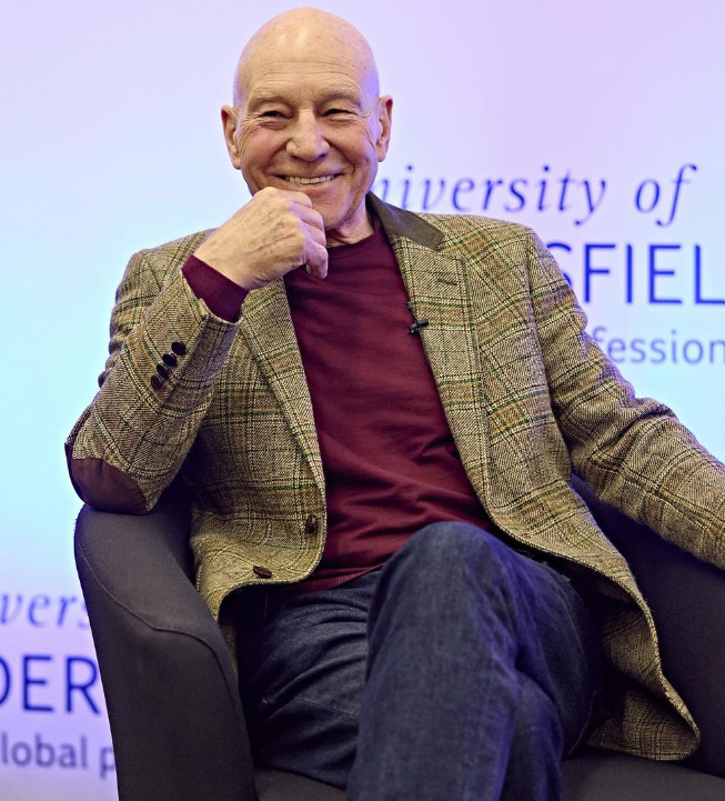 Patrick Stewart:  Um dos atores mais respeitados do Reino Unido,  Patrick Stewart recebeu o título de cavaleiro em 2010 por sua carreira no teatro e televisão, especialmente por seu trabalho com Shakespeare.
