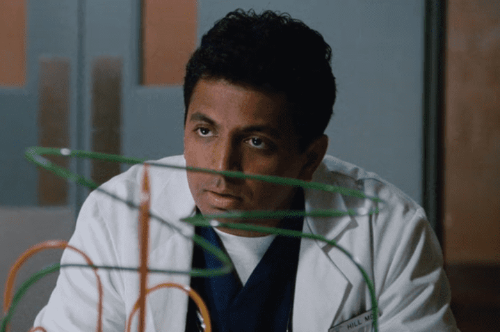 <p>Uma curiosidade interessante é que o diretor sempre faz alguma aparição em seus próprios filmes. Em “O Sexto Sentido”, por exemplo, ele interpretou um médico.</p>
