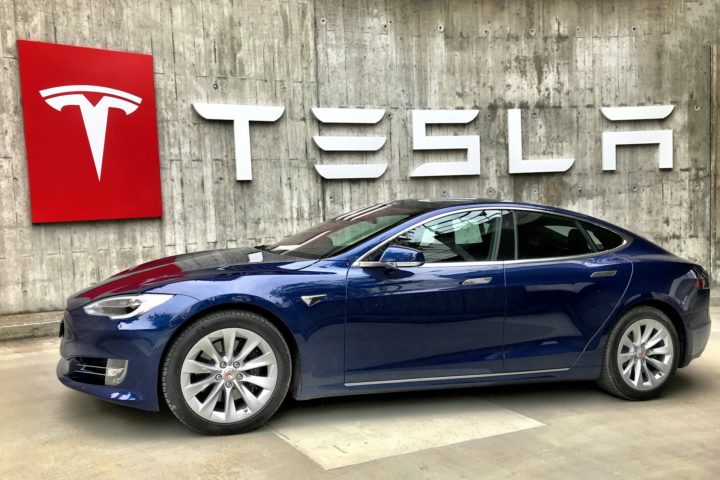 Apesar do crescimento da BYD, a Tesla ainda lidera em valor de mercado, avaliada em cerca de US$ 800 bilhões, contra US$ 157 bilhões da montadora chinesa. 