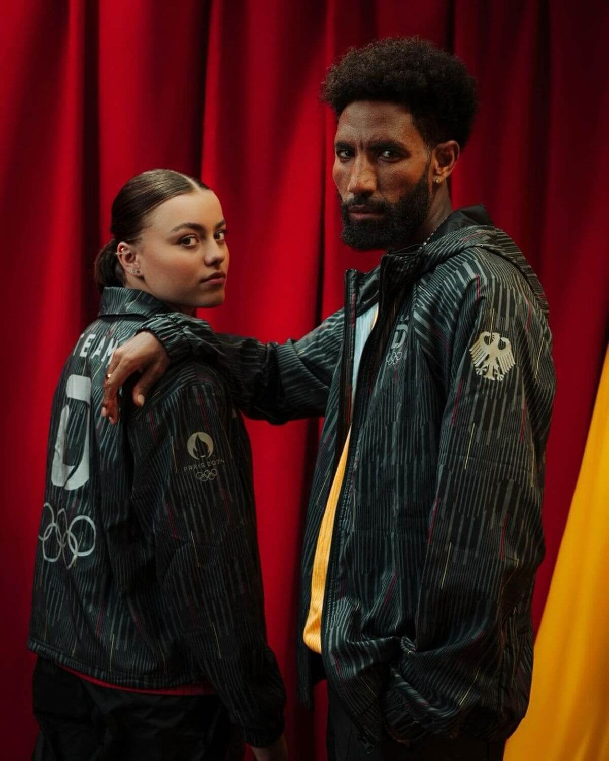Alemanha - Com assinatura da Adidas, o uniforme teve estilo esportivo com jaquetas em em verde escuro e estampas com motivos olímpicos e da bandeira germânica.