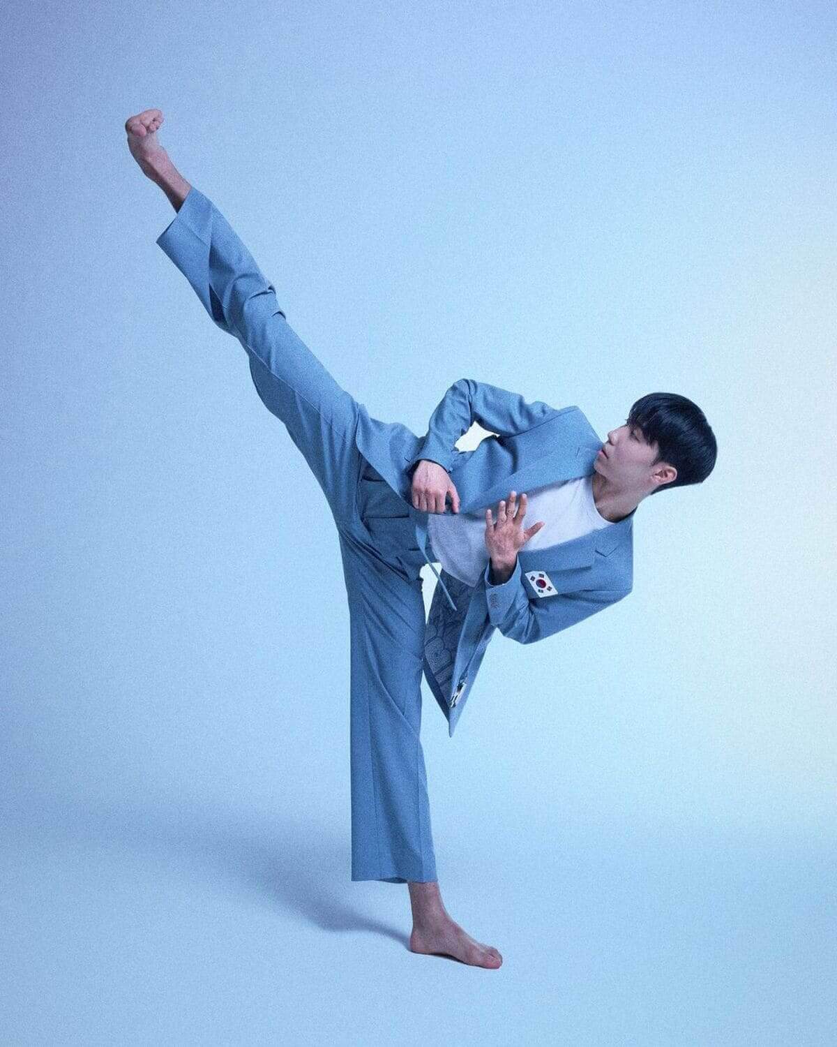 Coreia do Sul - Com assinatura do estilista Musinsa Standard, as roupas valorizaram o espírito esportivo. Na divulgação, atletas de esgrima e taekwondo exibiam movimentos das modalidades vestidos com o uniforme.