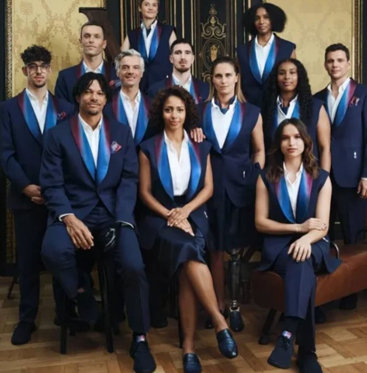 França - A delegação do país-sede vestiu trajes desenvolvidos pela marca Berluti, com camisa branca e smoking em azul com as cores da bandeira francesa na lapela.