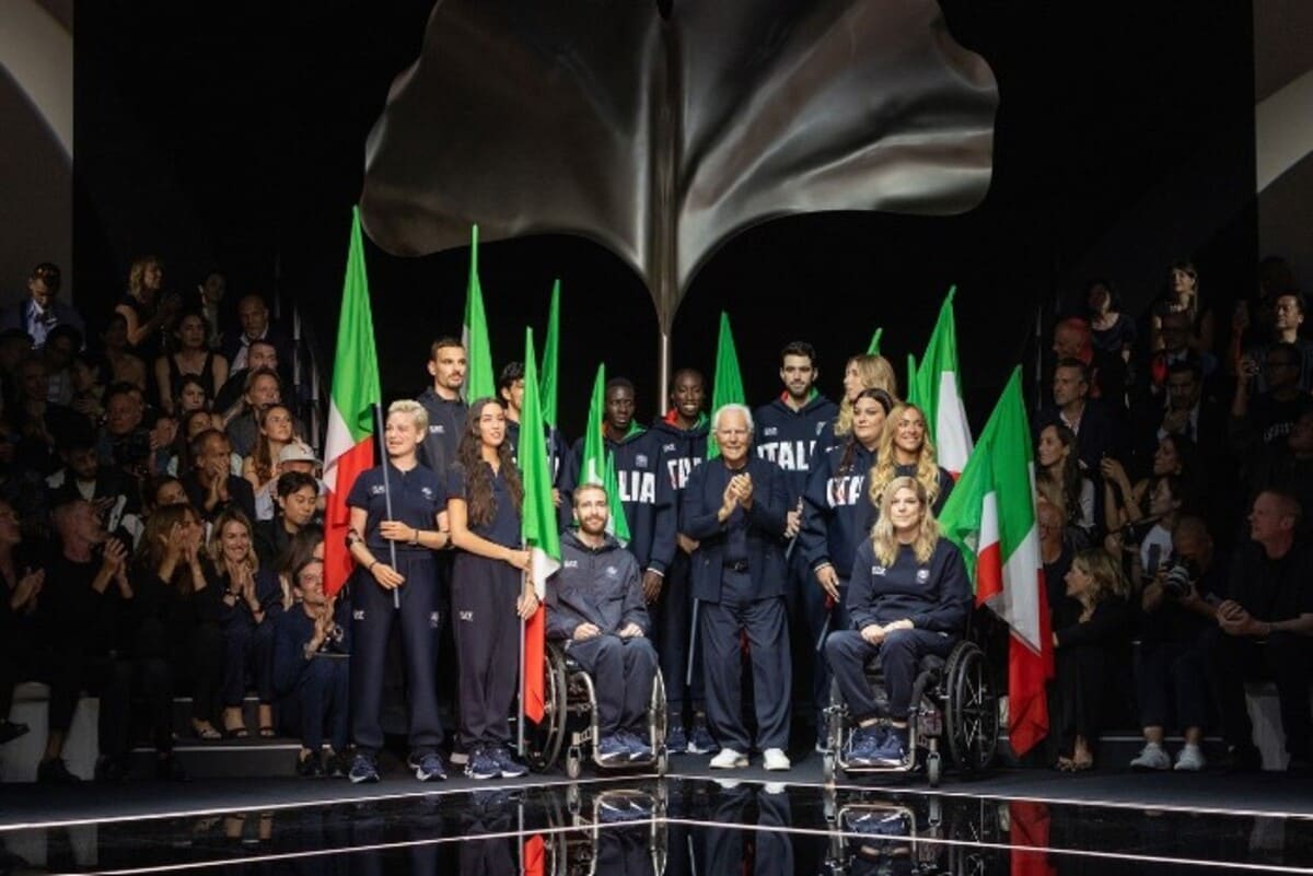 Itália - Com assinatura da Armani pela quarta edição seguida, o uniforme da delegação italiana na abertura de Paris realçou o aspecto esportivo.