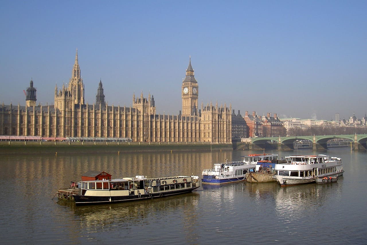 O Rio Tâmisa fica localizado na Inglaterra, em Londres. O rio é utilizado há 2 mil anos e até hoje simboliza um marco para Londres. Com 346 km de extensão, é o maior rio inteiramente em solo inglês e o segundo maior de todo o Reino Unido. Além de Londres, esse rio banha cidades do Sul da Inglaterra, como Oxford, Eton, Wallingford, Reading e Windsor e deságua no Mar do Norte.
