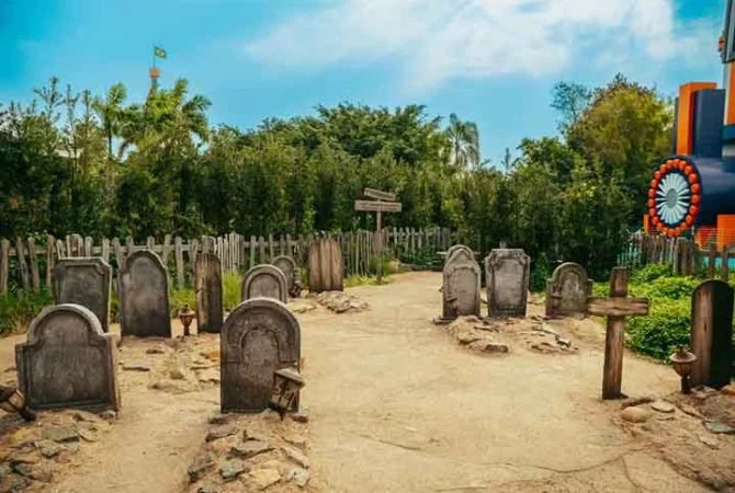 ‘Campanha’ contra o cigarro: Parque Beto Carrero tem área para fumantes com cenário de cemitério