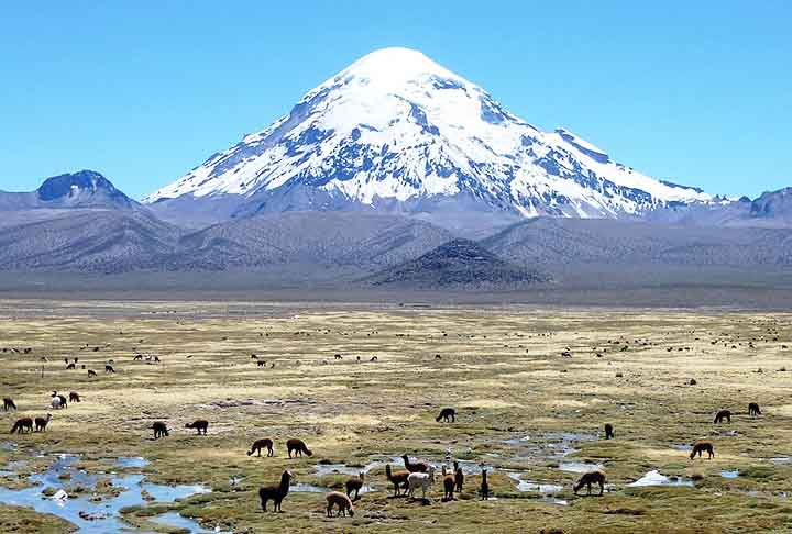 Nevado Sajama, o ponto mais alto do país, com 6 542 metros de altitude - Bolívia - Léo Guellec /Wikimédia Commons