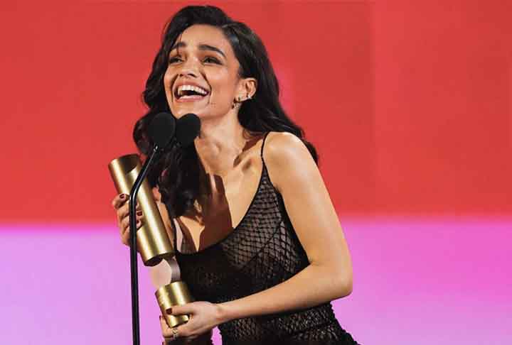 Sua atuaÃ§Ã£o foi aclamada pela crÃ­tica, rendendo-lhe diversos prÃªmios, incluindo o Globo de Ouro de Melhor Atriz em ComÃ©dia ou Musical.