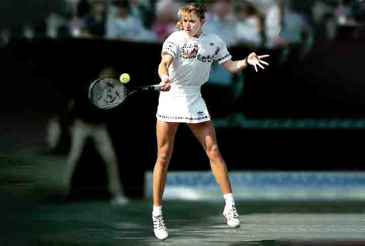 <p>A alemã colecionou conquistas na carreira. Entre elas, Australian Open (1988-90, 1994), Roland Garros (1987-88, 1993, 1995-96, 1999), Wimbledon (1988-89, 1991-93, 1995-96), US Open (1988-89, 1993, 1995-96) e Olimpíada de Seul (1988).</p>
