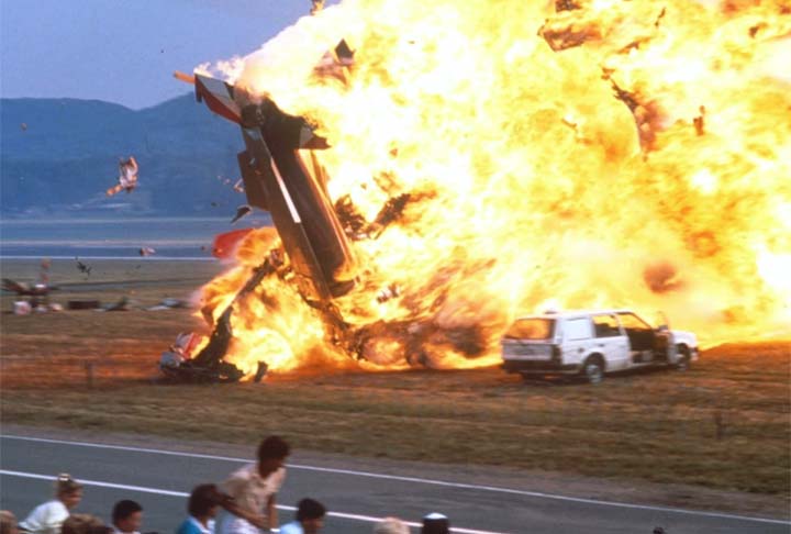 Um dos aviões, um Fiat G-91, perdeu controle e colidiu com outro, resultando em uma cadeia de explosões e incêndios que atingiram uma área onde milhares de espectadores estavam presentes.