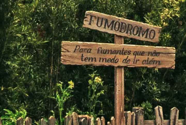 Beto Carrero inaugura área para fumantes com tema de cemitério | Stories | Flipar | O Dia