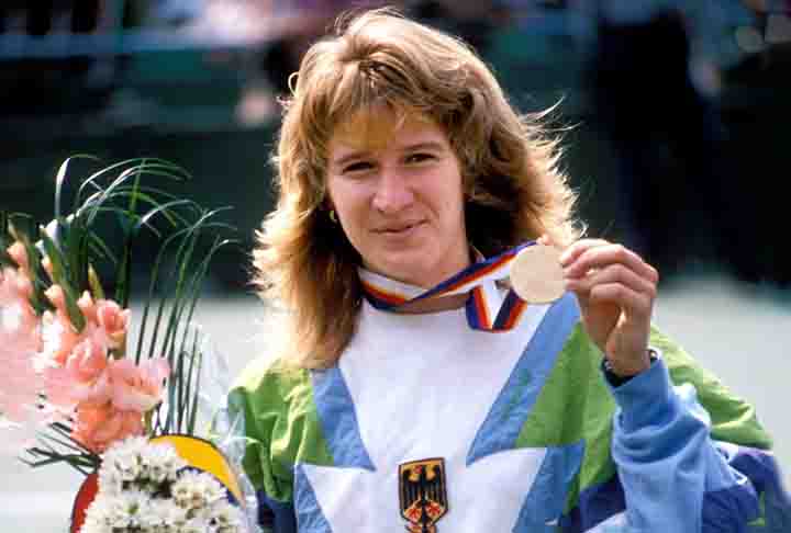 <p>Foi a primeira tenista a ter vencido os quatro torneios do Grand Slam e os Jogos Olímpicos na mesma temporada, completando o Golden Slam. Ela conseguiu o feito e todas as conquistas no mesmo ano (1988).</p>
