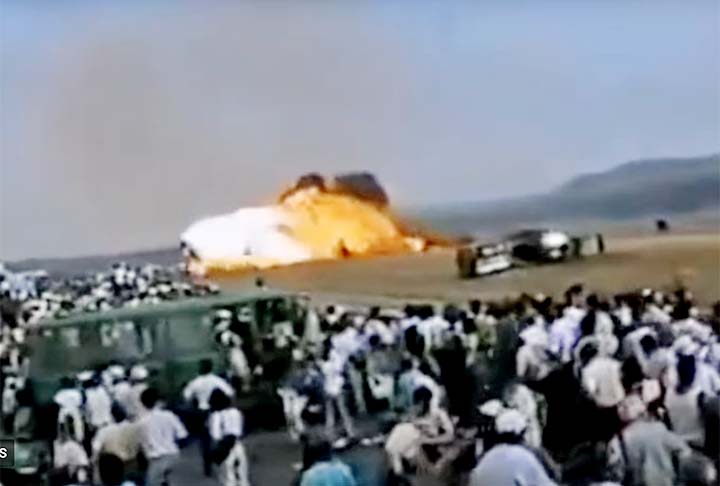 Durante a exibição, um grupo de aviões acrobáticos da equipe italiana 