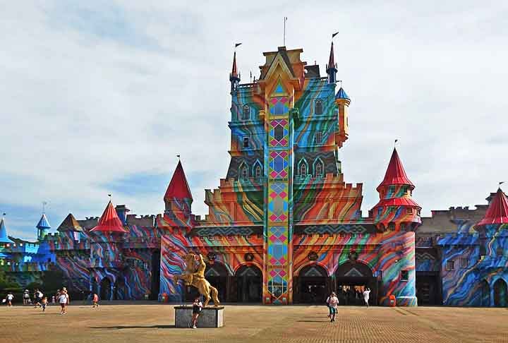 De acordo com a plataforma TripAdvisor, o Beto Carrero World foi o parque mais visitado da América Latina, em 2023. Sendo assim, mais de 2,3 milhões de pessoas passaram pelo local durante este período. -HVL/Wikimédia Commons