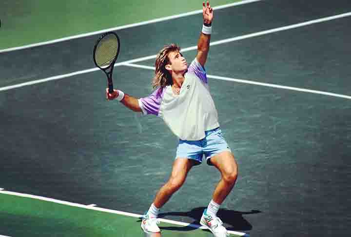 <p>Agassi alcançou o topo do ranking em 1995, posição que ocupou por 30 semanas na carreira. Conquistou os seguintes títulos na carreira: Australian Open (1995, 2000, 2001, 2003), Roland Garros (1999), Wimbledon (1992), US Open (1994, 1999) e Olimpíada de Atlanta (1996).</p>
