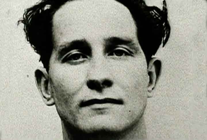 Em uma fuga com ares cinematogrÃ¡ficos, Ronald Biggs passou por vÃ¡rios paÃ­ses antes de desembarcar no Rio de Janeiro munido de passaporte falso. Ele viveu por mais de 30 anos no Brasil.
