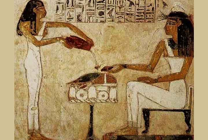 A história da cerveja remonta a milhares de anos e está profundamente entrelaçada com o desenvolvimento da civilização humana. Afinal, acredita-se que ela tenha sido descoberta acidentalmente há cerca de 10 mil anos, quando os humanos eram nômades caçadores-coletores.
