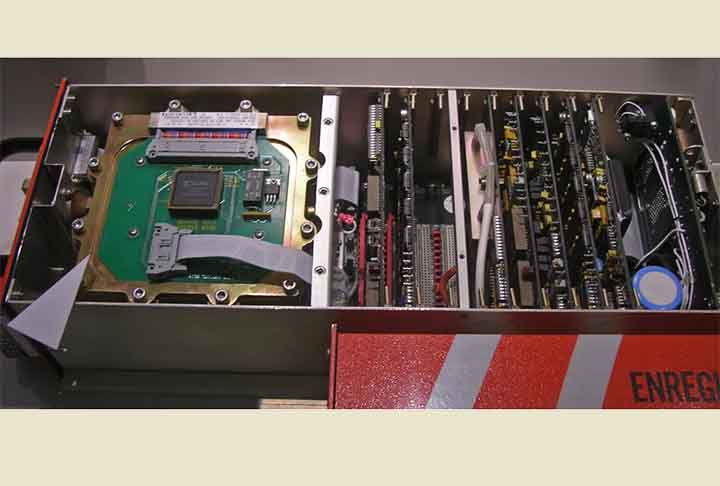 Atualmente, a caixa-preta é composta por dois sistemas principais: o gravador de dados de voo e o gravador de voz da cabine. O primeiro registra informações como altitude, velocidade e funcionamento dos sistemas. Já o segundo capta diálogos entre pilotos e sons do ambiente da cabine.